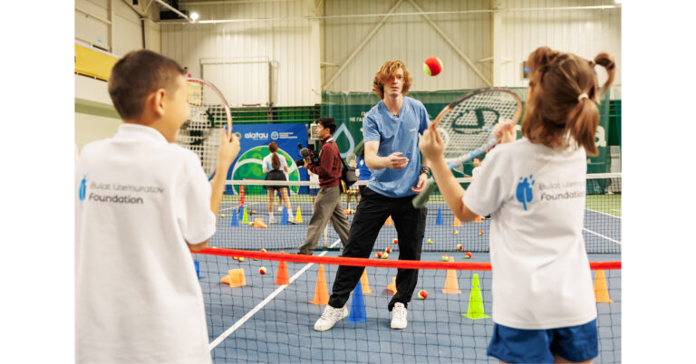 Andrey Rublev rencontre des enfants du centre pour l’autisme Asyl Miras de la Fondation Bulat Utemuratov
