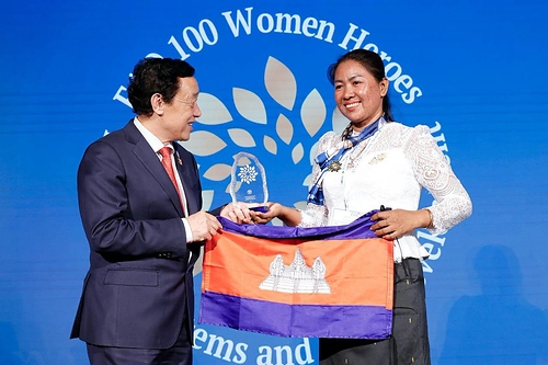 FAO Recognizes Chairwoman of Heifer-Supported Cooperative in Cambodia as an Agrifood Systems Hero