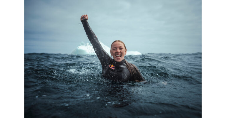 La canadiense Molly Carlson se convierte en la primera mujer en saltar desde un iceberg aislado en Terranova