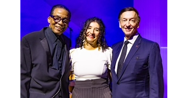 Malou Oheix aus Frankreich gewinnt den ersten Platz beim internationalen Jazz-Gesangswettbewerb des Herbie Hancock Institute 2026 in der Fondation Louis Vuitton